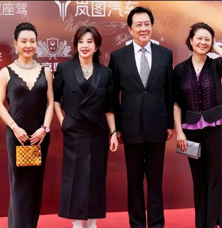 这张合照里，陈冲知性优雅，刘晓庆、唐国强活力满满，最好看的还是右边这位，气质优雅
