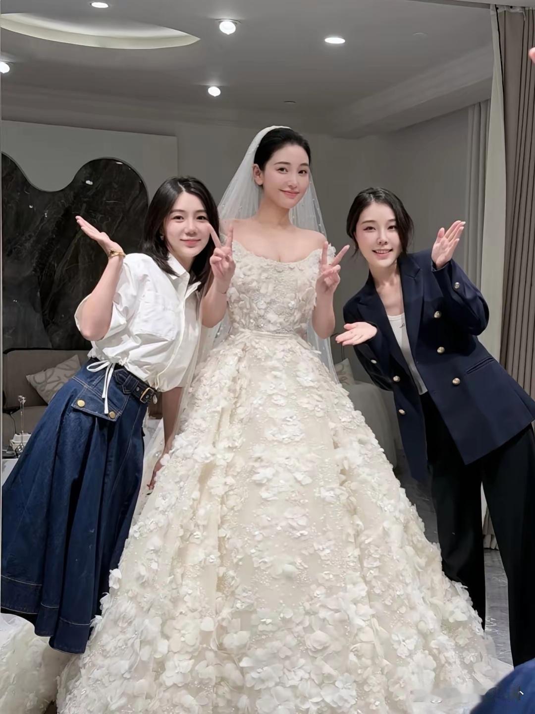 金莎穿婚纱的样子太美了