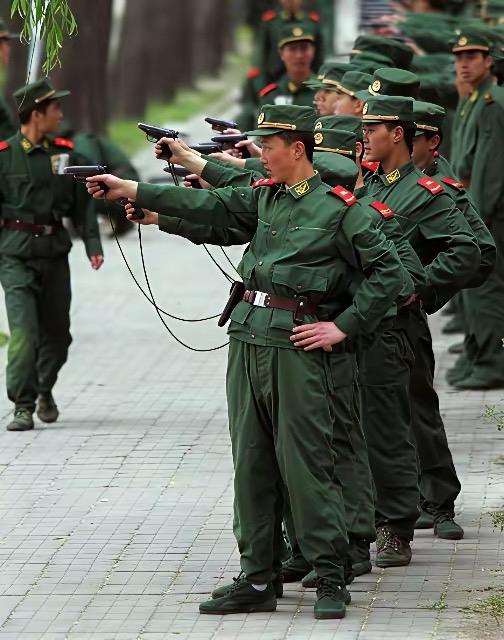 2005年的一次某地武警战士手枪射击比武前的照片，沉着冷静的战士们怀揣着信心和决