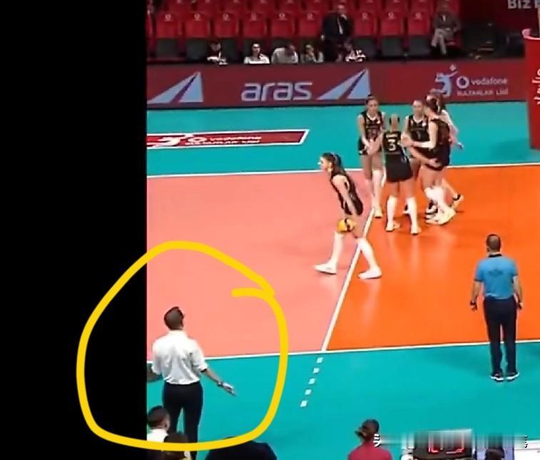 瞧，王媛媛干脆利落地拦住了马尔科娃的重扣，为她点赞👍古德蒂见状，摊着双手，表