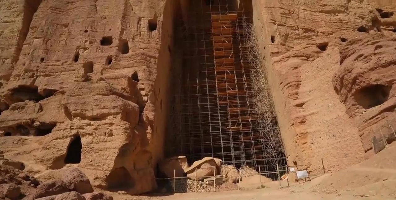 2001年3月，塔利班不顾国际社会的强烈反对，公然炸毁了有着1500年历史的巴米