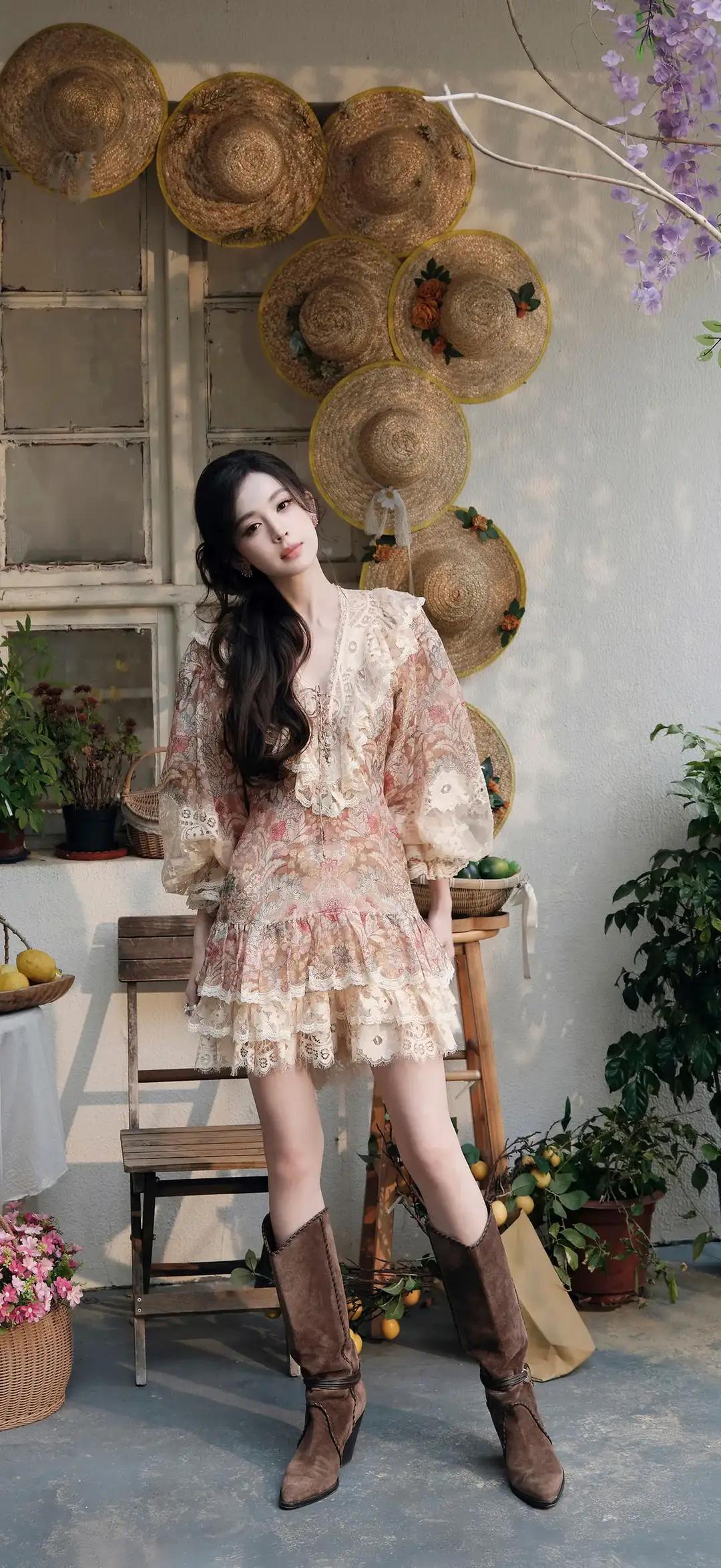 古力娜扎春日法式氛围感拉满✨复古蕾丝与碎花交织，勾勒出温柔甜美的模样，慵懒卷发