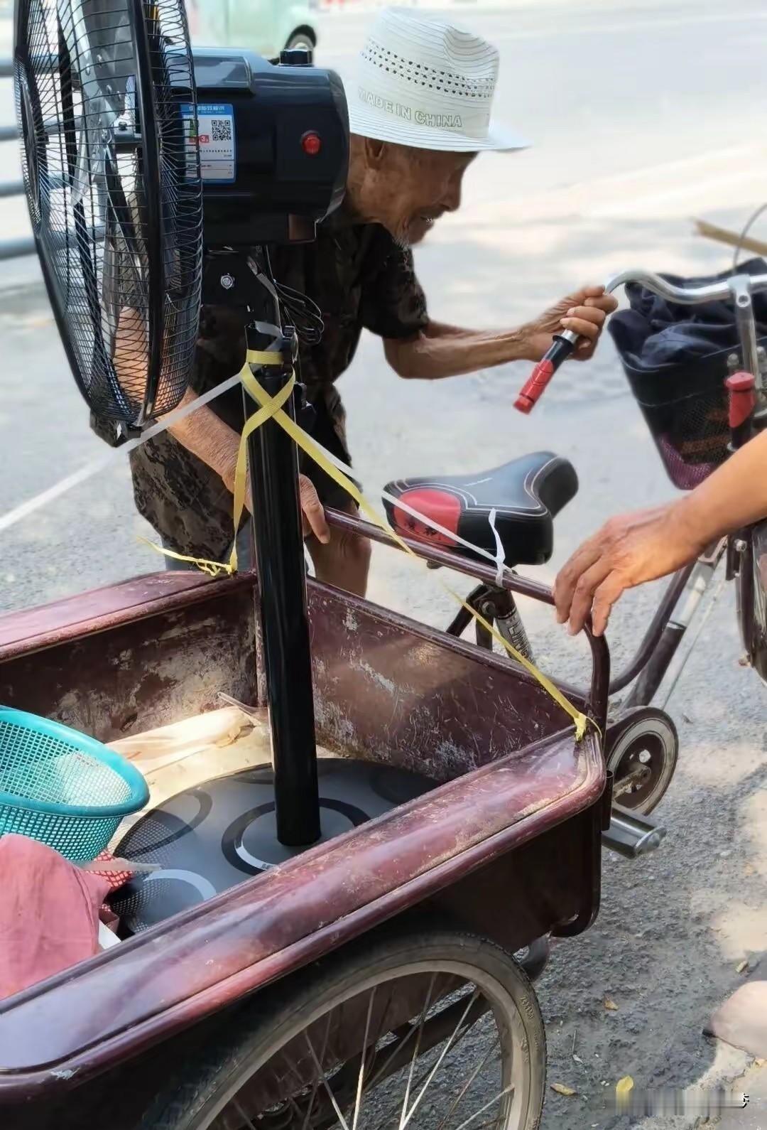 暖心！河南商丘，92岁老人穿着破棉鞋，在高温的街头问了几家店，电风扇怎么卖？老板