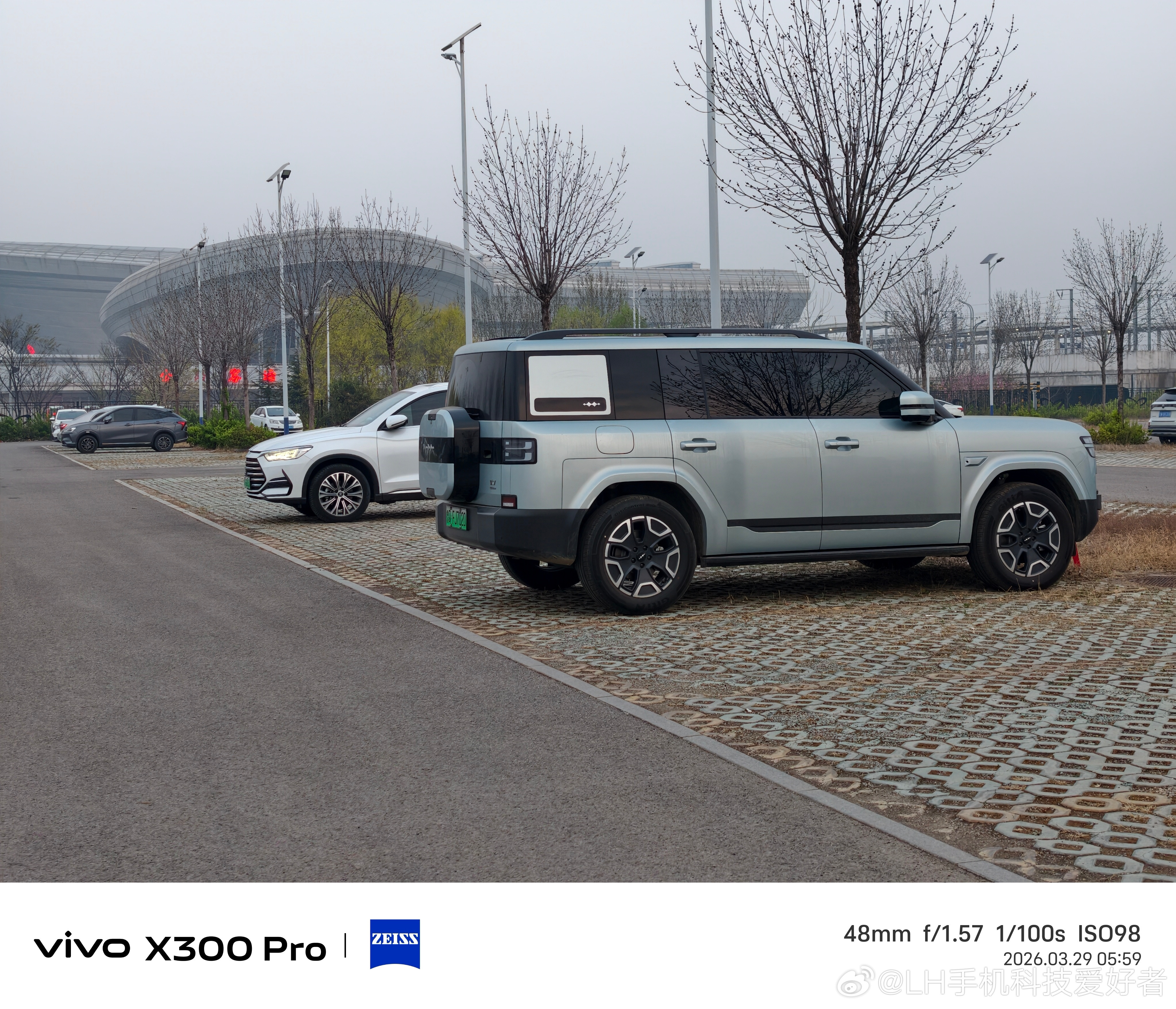 停车场偶遇一台方程豹钛7，这个颜色真漂亮啊，见了几次感觉质感不错。5米的车场，气