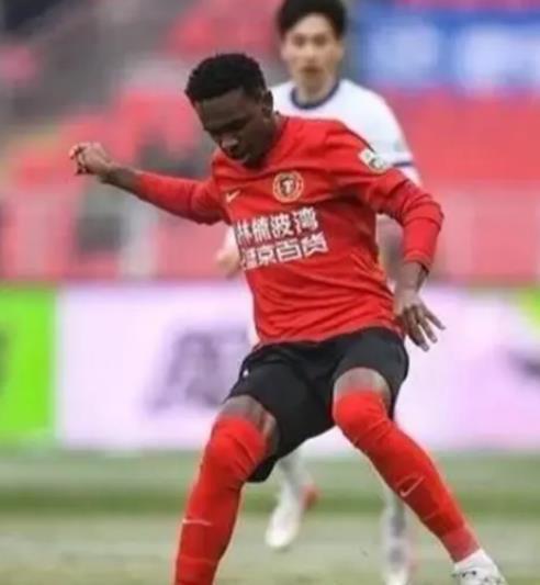 李金羽就是被他给坑了，450万欧元的巴西球员，在法甲里昂队踢过球，结果来了一看就