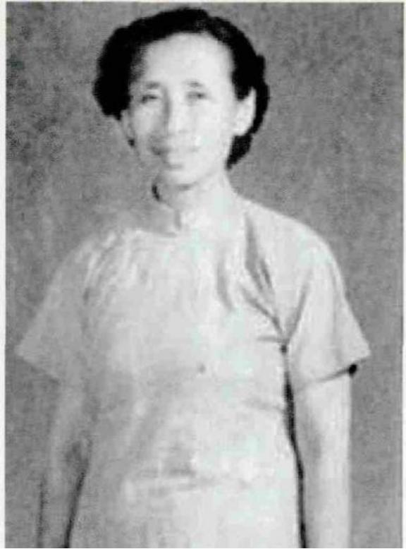 1932年，一个杂货铺老板娘白天出门倒垃圾，特务跟上去问她：“你这里面什么这么臭