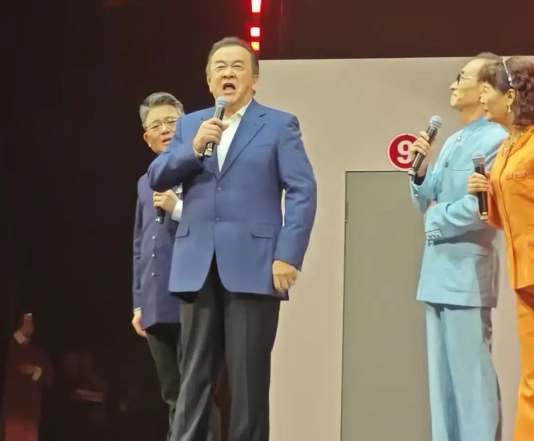 黄宏回沈阳演鸡架段子，观众笑到拍桌子3月16号晚上，盛京大剧院。黄宏跟巩汉