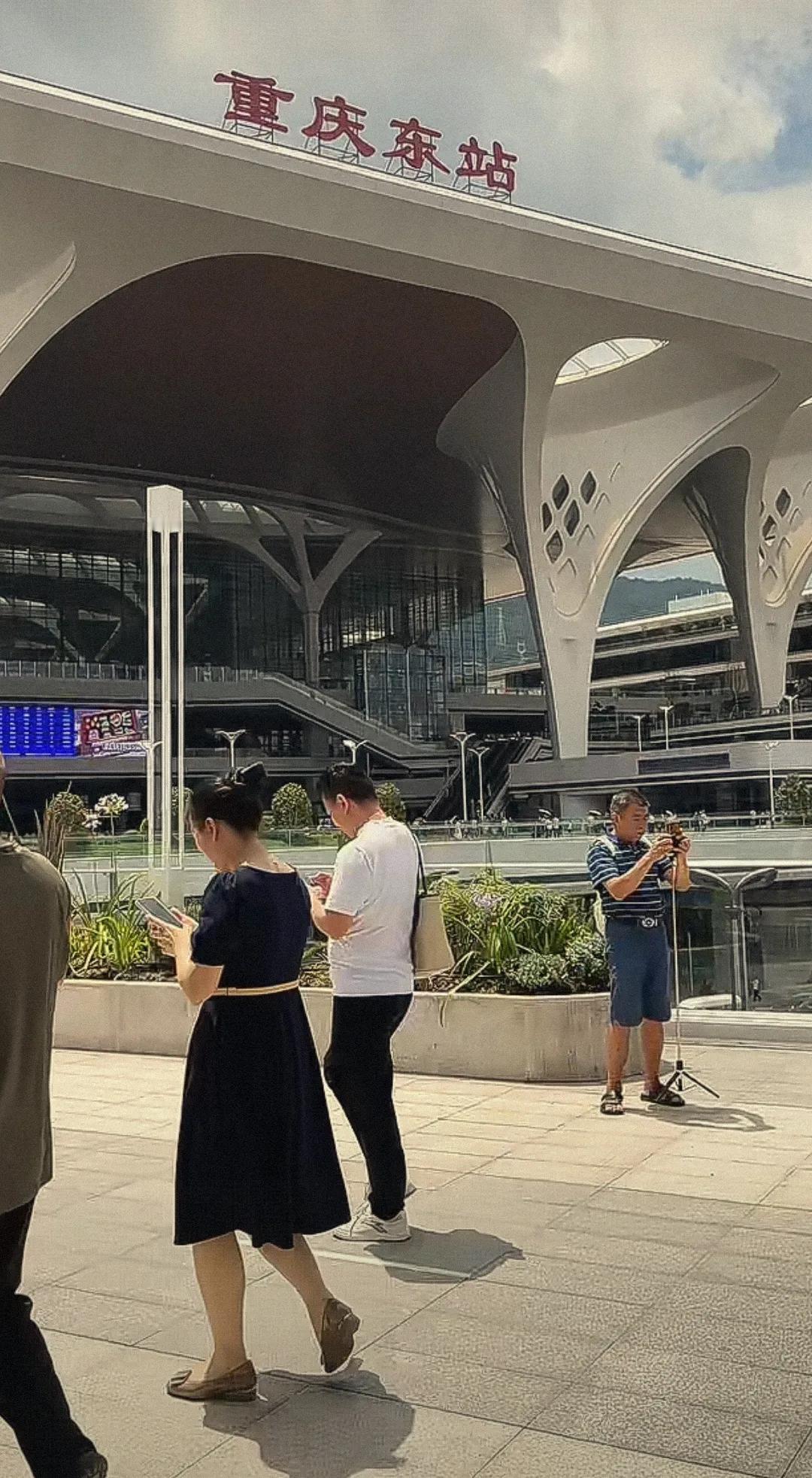 重庆东站刚投入使用几天，没想到这里竟然成为了重庆新的网红打卡地，看到很多外地游客