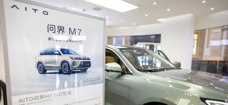 问界M5比M7小，为啥价格却一样？问界M5和M7，这两款车，M5比M7小