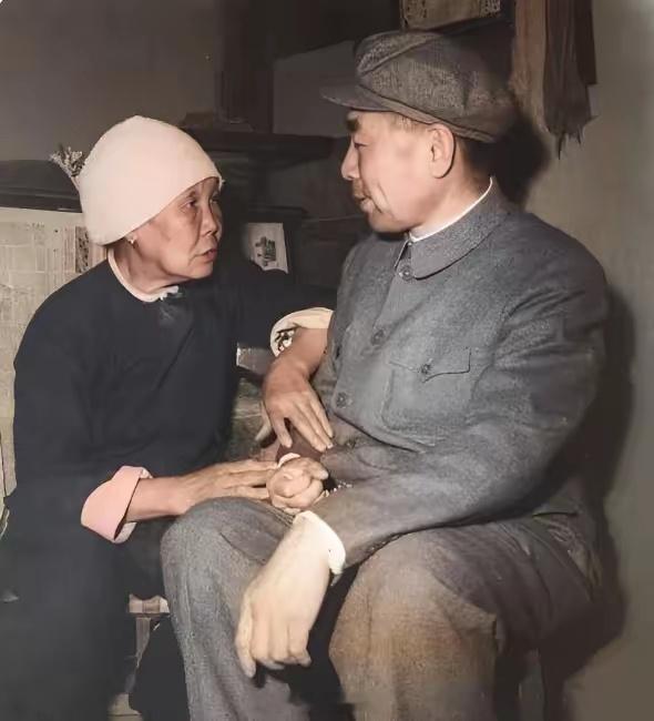 这一幕太亲切了，周总理与乡亲亲切拉家常。周总理接地气，拉家常暖人心，亲切画面感人