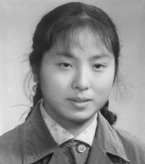 1989年冬，天津光棍孙凤落家门口，一个冻僵的女人求借宿。他心软收留，两人过日