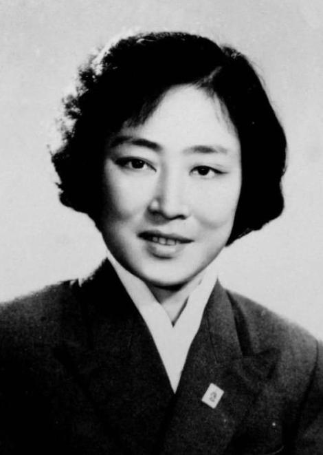 1953年秦腔女演员孟遏云前往朝鲜参加慰问演出，但她有一个怪癖，从不在公共浴室洗