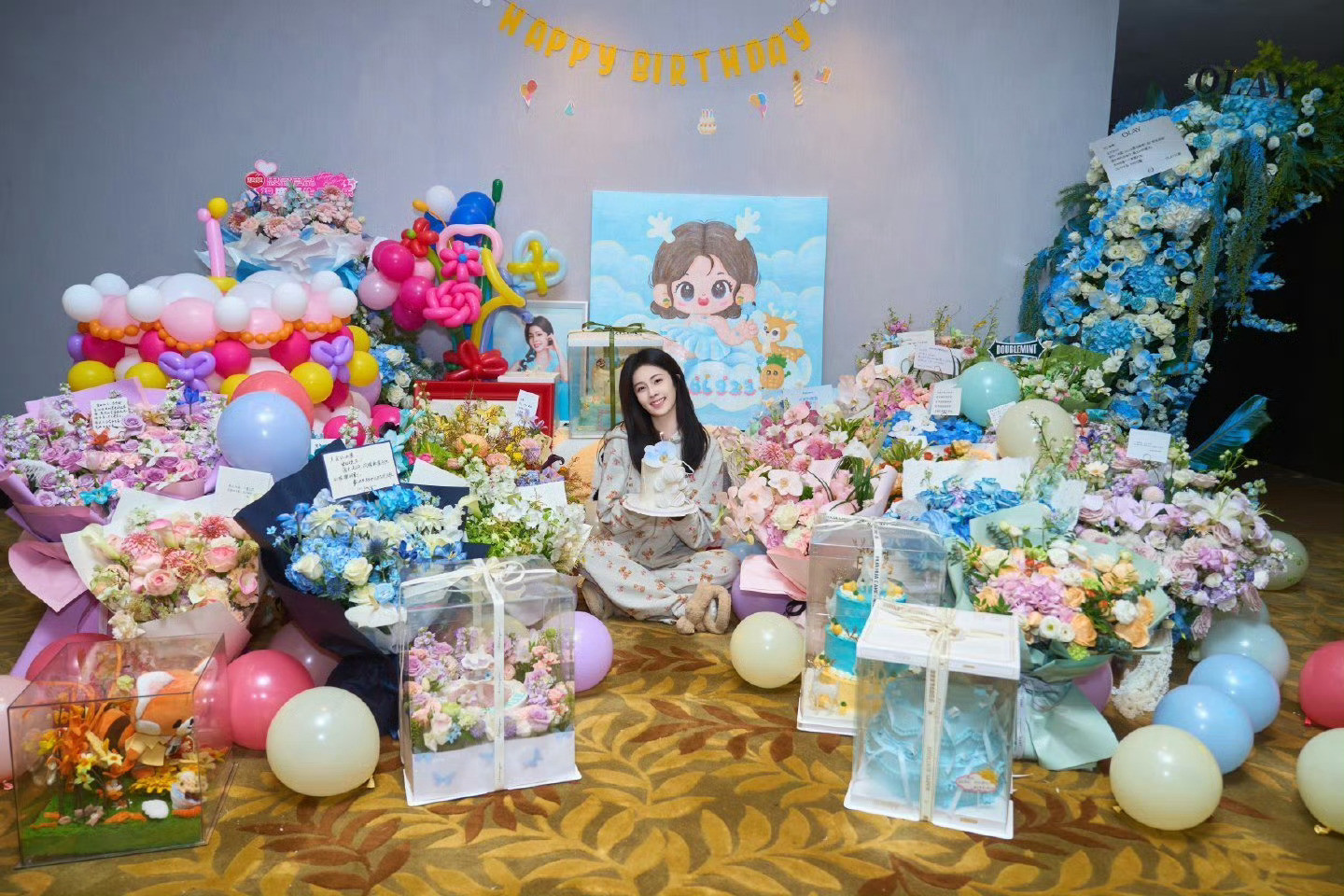 白鹿小声说累死了白鹿后援会给白鹿庆生，1.2m的永生花生日蛋糕和999朵花束，