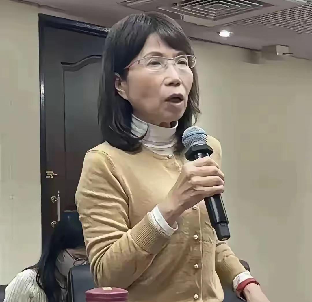 明白了，这就是柯文哲布的局！​最近的台岛民众党话题挺多的：​新任“立委”李