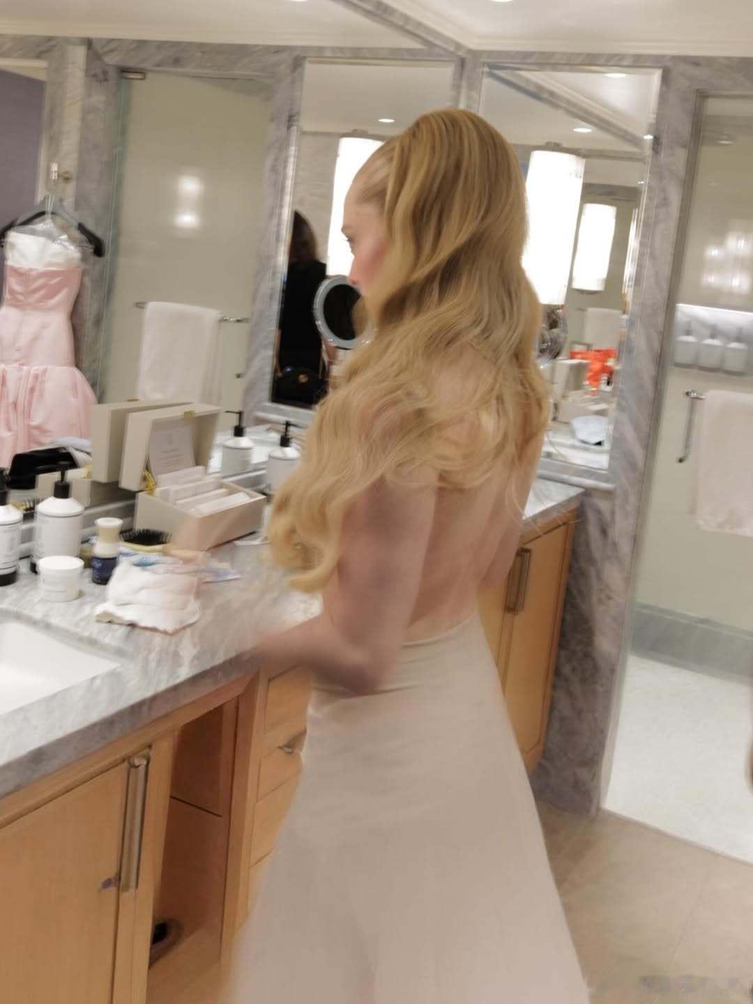 更多AmandaSeyfried阿曼达塞弗莱德参加MetGala进行妆造准备