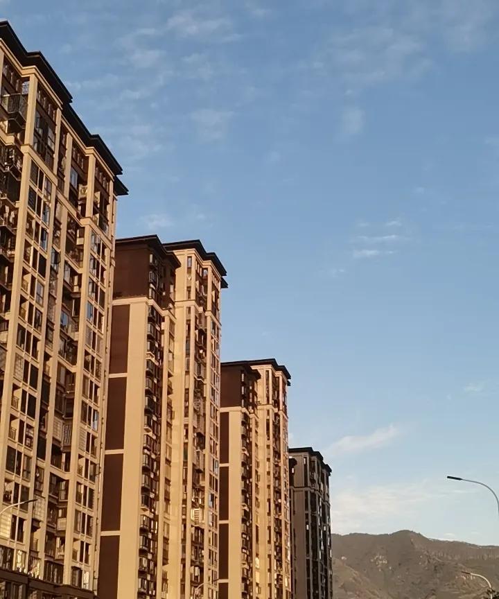 并不是日出才是希望，有时候日落的金黄色洒在墙上也让人心旷神怡。