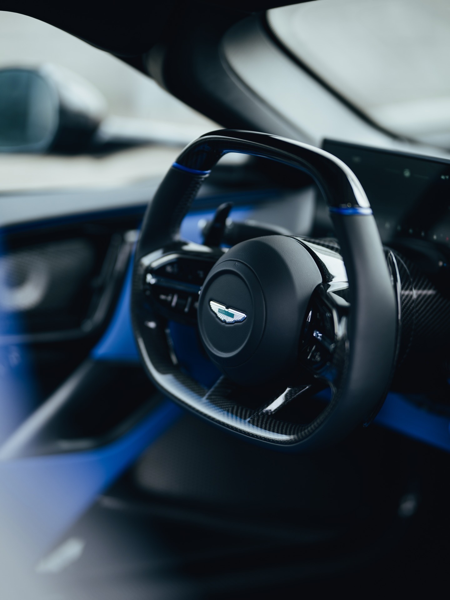 这辆阿斯顿·马丁Valhalla全黑外观，在前唇、侧裙和车顶进气口的边缘饰有细腻