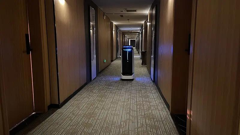 女子全身赤裸裹毛巾跑出酒店房门，控诉男子趁其醉酒强奸强奸还是自愿？让证据“开口