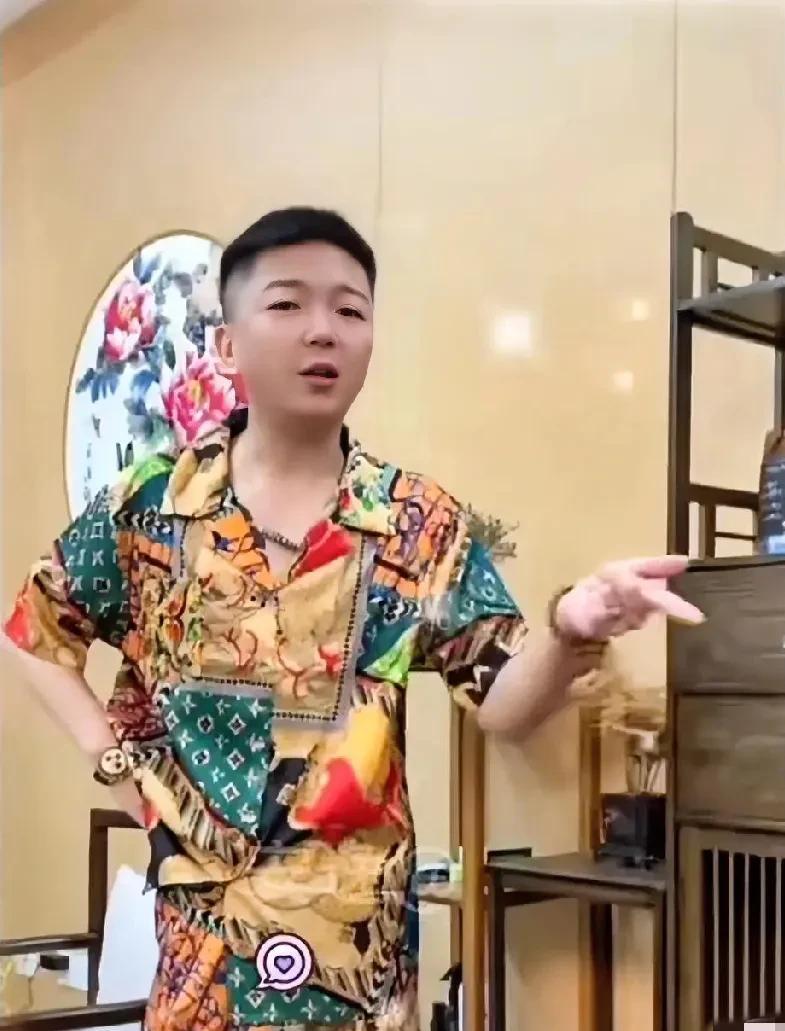 王某人说天佑结婚随3万，因为总去锦州，天佑没少给流量，粉丝骂随的太少。王某人