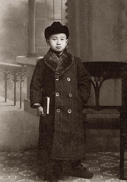 这脸，一眼，就能认出是谁，等比例长大啊！居然，表情从没变过:大佬特