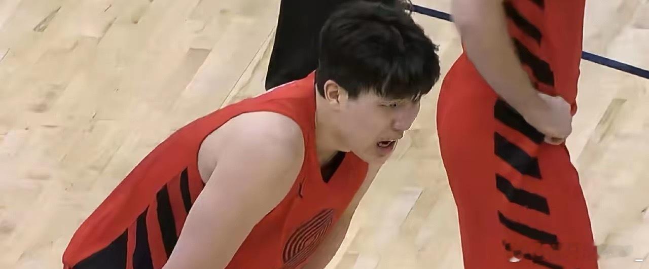 看这喘气程度！杨瀚森NBA首发是不是搞砸了？今天是杨瀚森在NBA的首次职业生涯首