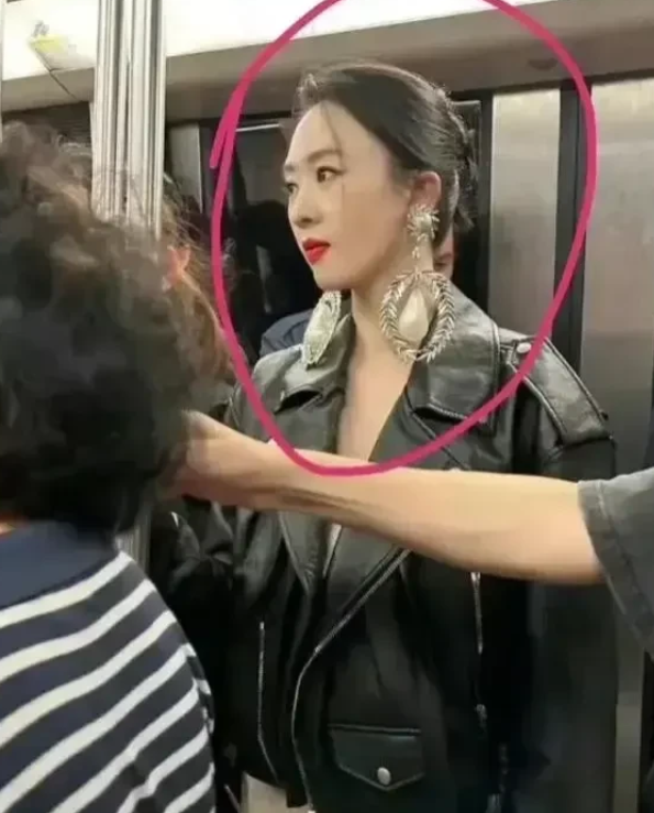 地铁上遇到的，看着有一点像一位明星，就是不知道叫什么？