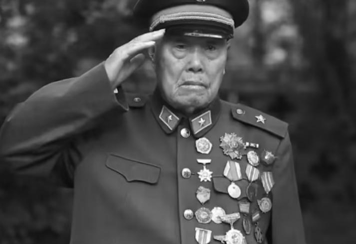 他叫王占山，河北唐山人，和战友们死守一个阵地，浑身布满38个弹孔，昏迷几天几夜，