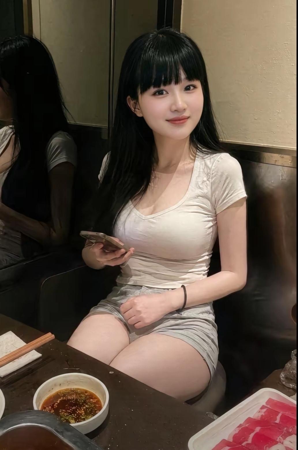 都说美人有千万种模样，我偏爱这种小巧玲珑的姑娘。娇俏可爱，圆圆的脸蛋自带甜美感，