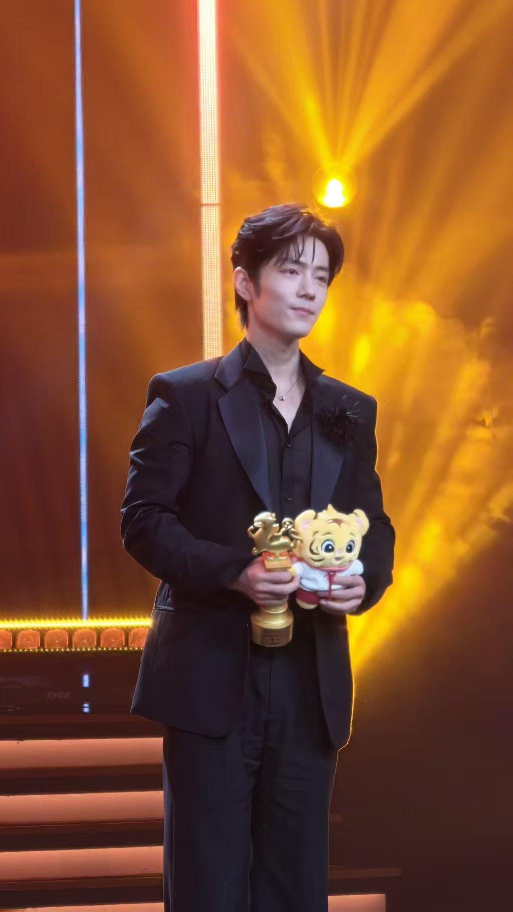 恭喜你，肖战！这是属于你的黄金时代[比心]好激动呀！幸福会落泪[哭哭][哭哭]