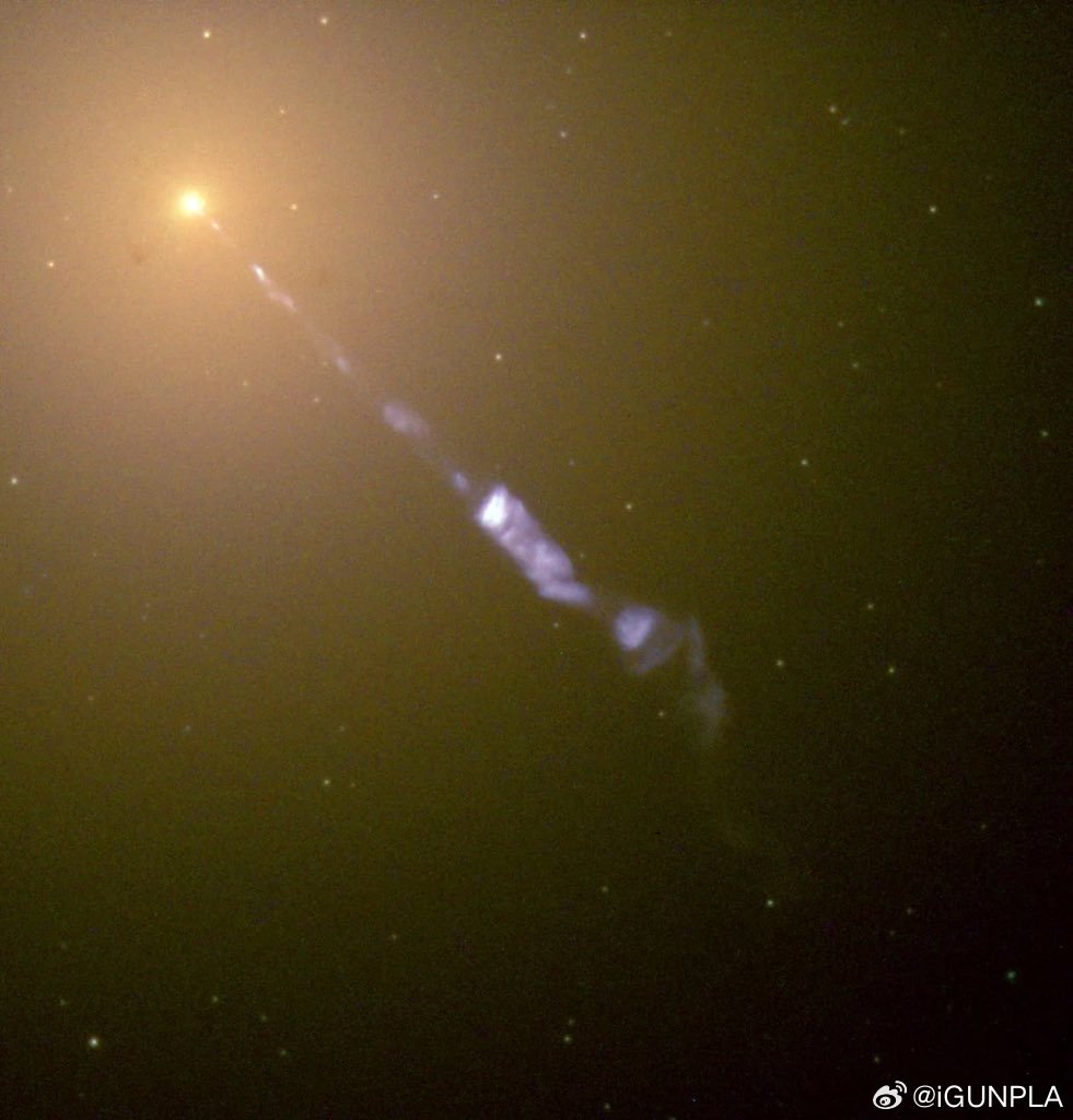 NASA捕捉到一个黑洞在吞噬星系的同时，以接近光速的速度释放出一束等离子束，其长