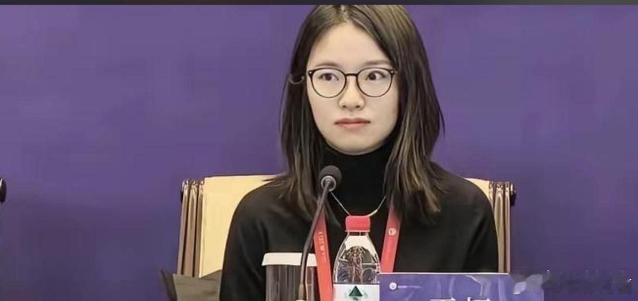 查了王虹收入才知她多有钱！两万卡地亚戒指、六千眼镜，网友扒出她日常穿搭太讲究
