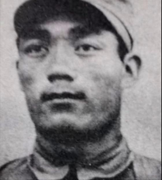 1952年，一名志愿军战士偷偷顺走一袋美军的地雷，兴冲冲地带回阵地向连长请功。可