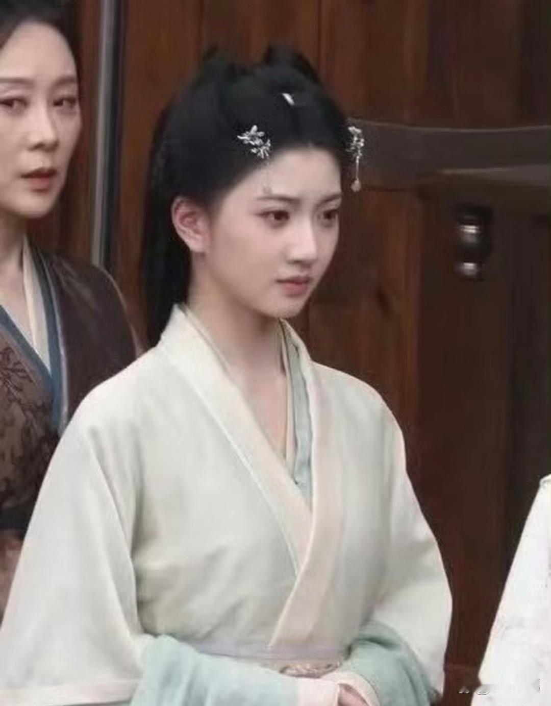 不是吧，这是景⁠甜？她⁠⁠现在资源降级⁠⁠这么严重，‎﻿居然要给孟子⁠义做配了？