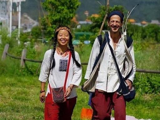 福建姑娘林娜去清迈旅游，偶然碰到一名希腊男子，俩人一眼定情，很快就闪婚了。结婚之