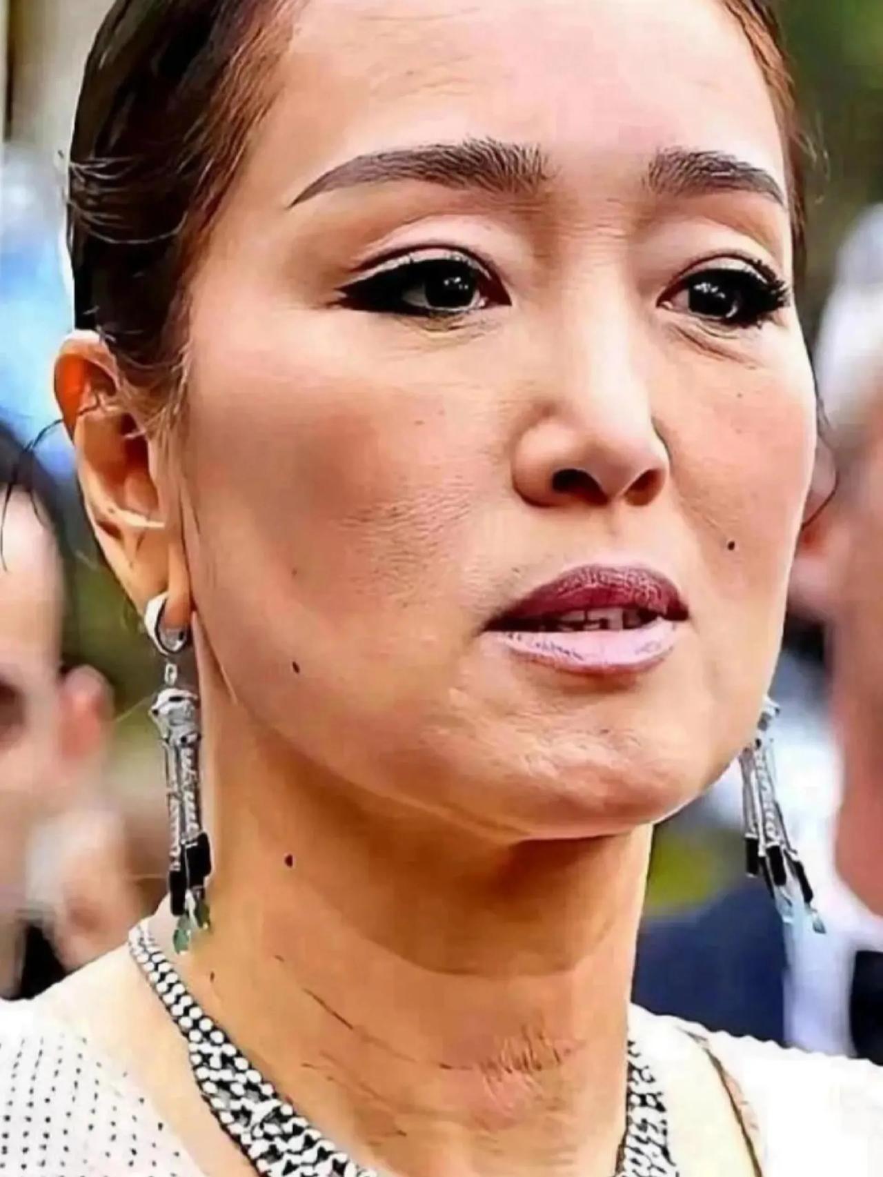 巩俐！我不理解：有人说她不漂亮！女人都是化妆起来好看点，不化妆人老了受不了都
