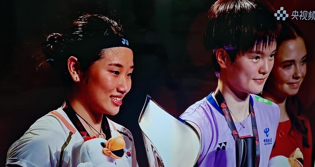 安洗莹赢了，21比5，像打小孩。第二局24比22，才像回事儿。她重回世界第一