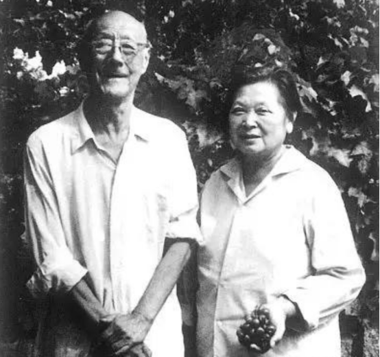 1935年，一妓女恳求37岁张伯驹：“带我走吧！我还是清白之身！”张伯驹递给老鸨