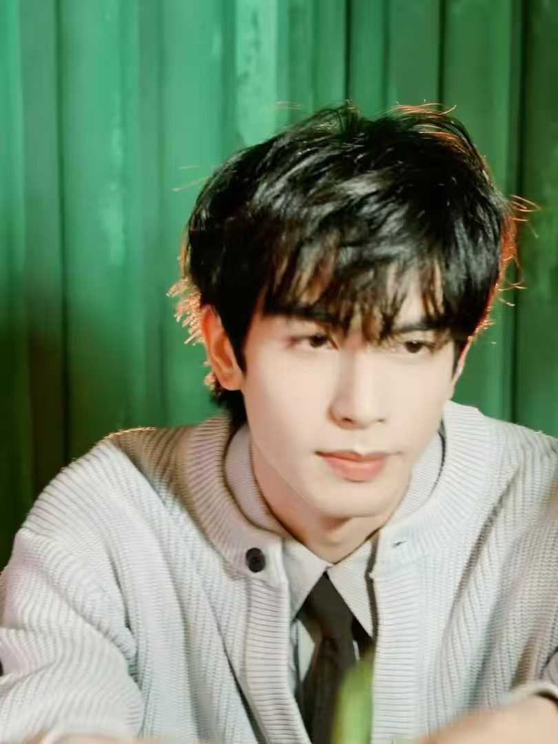 宋威龙宋威龙娇兰侧拍花絮宋威龙娇兰侧拍花絮杀疯了！浓颜贵公子与法式奢雅适配度满分