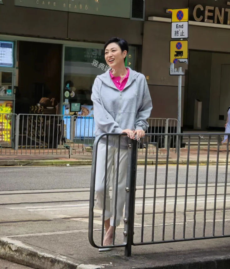 陈法蓉在香港街头，她真不愧是港姐冠军出身，身材高挑五官清丽特别干练有气质，气色红