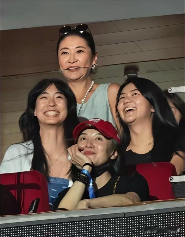 昨晚那英演唱会，当着上万人的面喊了宋佳一声“小宋佳”，宋佳直接愣住了。这一嗓子，可把网友乐坏了。为啥