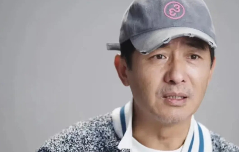 郭晓东说，大学时他是班里经济最困难的学生，需要贷款交学费，为了生活费不得不四处打