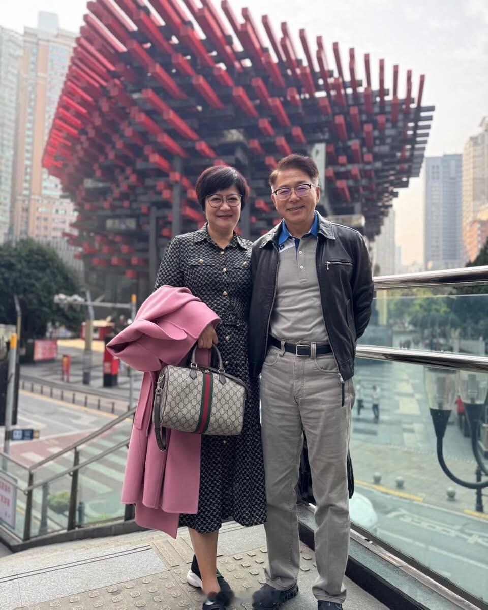 原来崔佩仪和Sam是去重庆旅游了