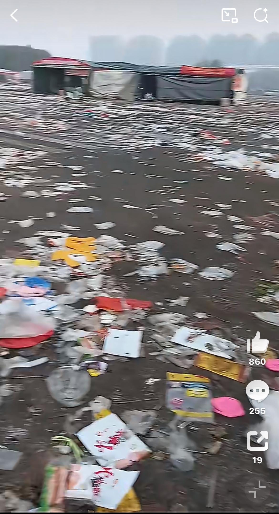 网友曝光山东一地大集结束后的垃圾遍地场景，触目惊心。环卫工人看到了，直接要崩溃，