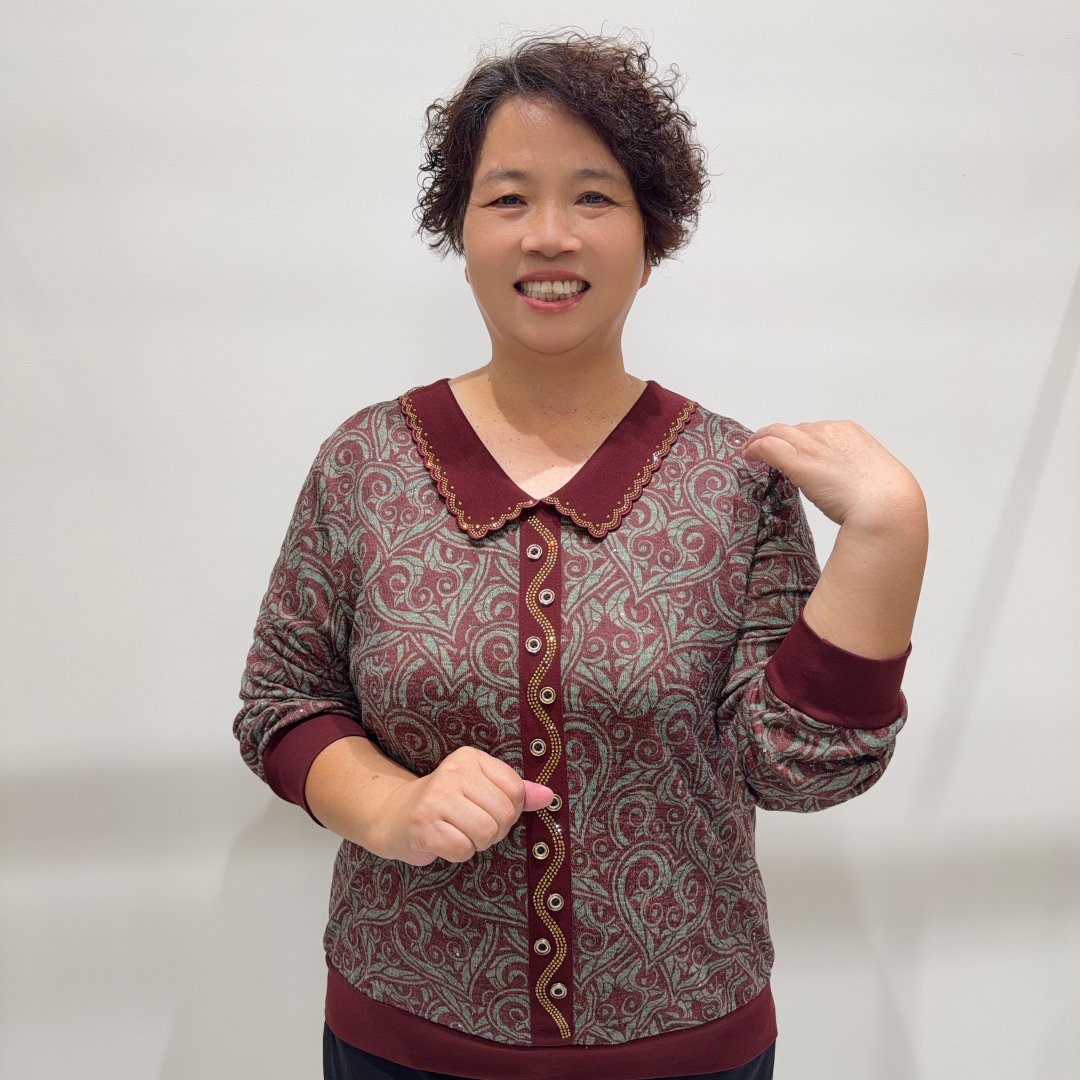 娃娃领+碎花自带温柔滤镜，这件中老年妈妈秋装长袖宽松遮肚不贴肉，洋气好搭，出门遛