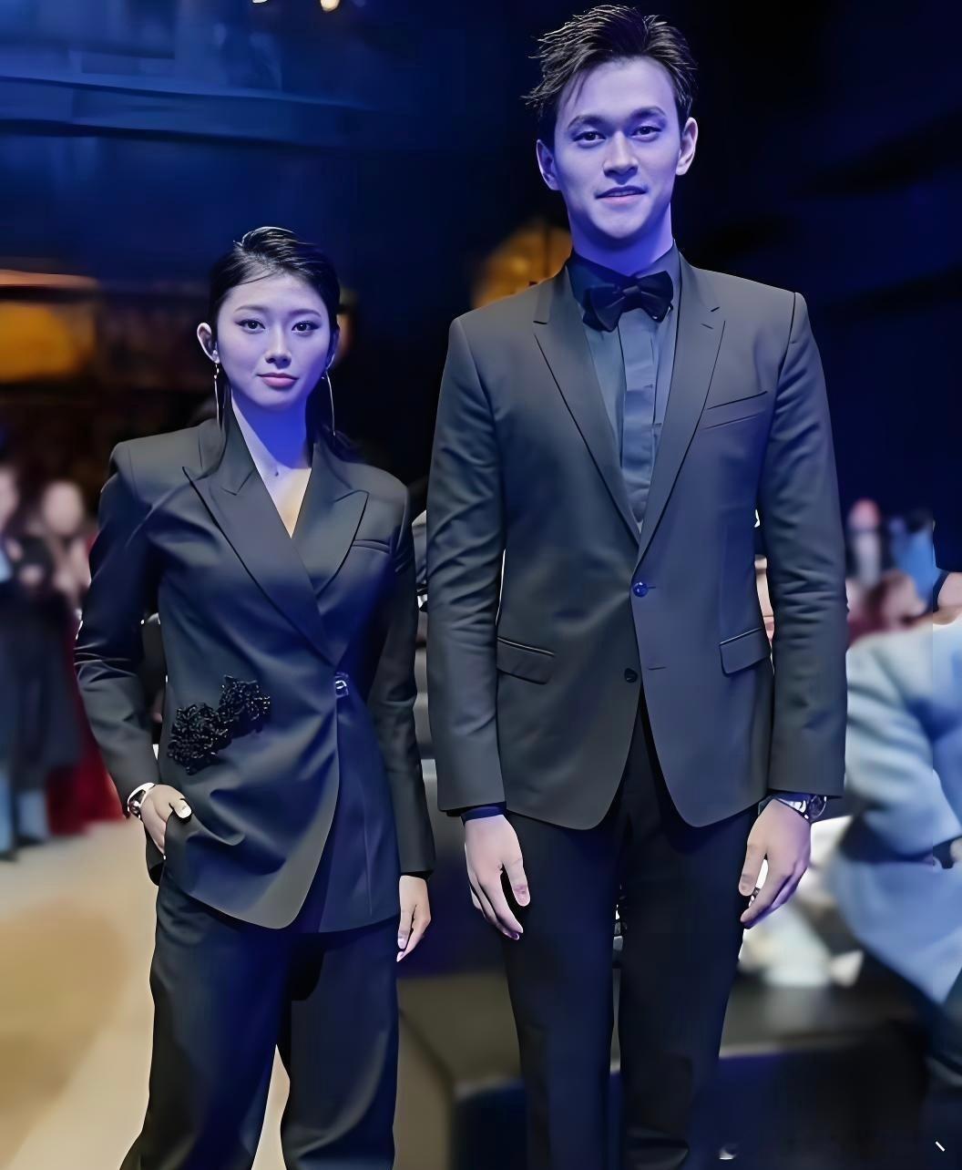 吴艳妮和孙杨罕见同框，身高175的吴艳妮都变娇小了！