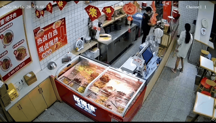 湖南衡阳，6月20日网友分享，在6月16日晚，店里来了一位女顾客，之后女顾客感觉