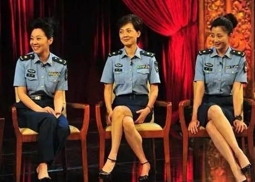 原来她们三个都当过兵，怪不得气质这么好。