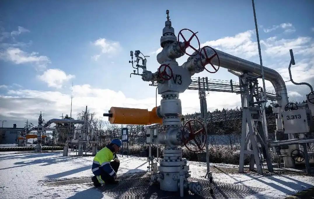 欧洲能源彻底乱套了！输油管道停摆俩月各方吵得不可开交，捷克直接硬气出手牵头，非要