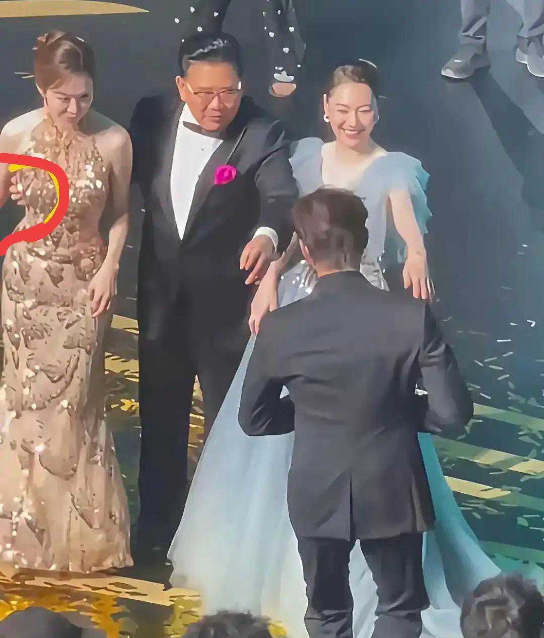 胆是真大啊，这么多人在场！