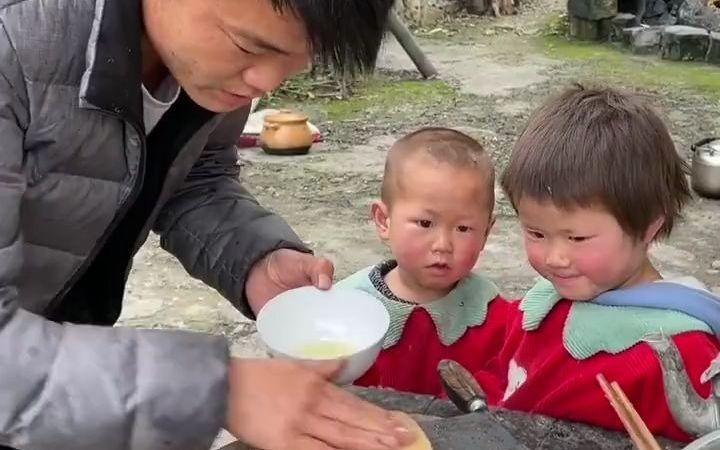 小小年纪,却诠释了什么是孝道!!”夫妻俩去幼儿园接3岁的儿子放学,儿子看见他们后